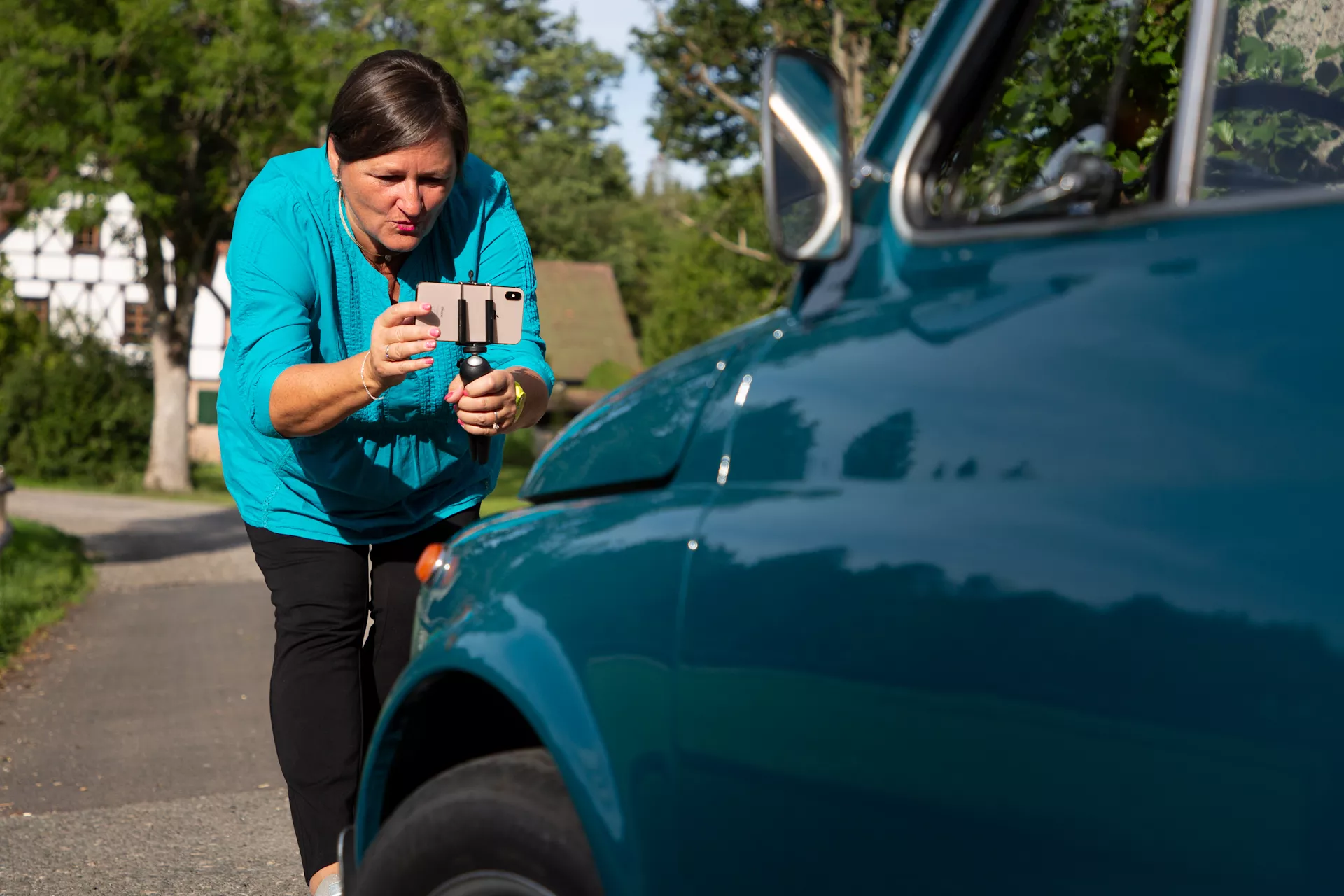 Heike (Mrs. Mobile) bei Aufnahme mit Handy an einem Auto