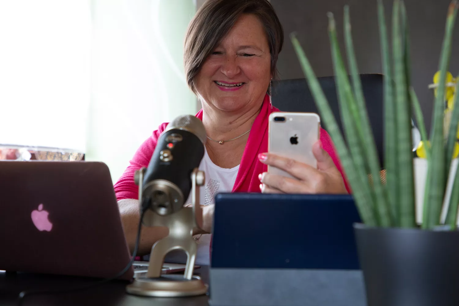 Heike mit Smartphone bei der Power-Hour